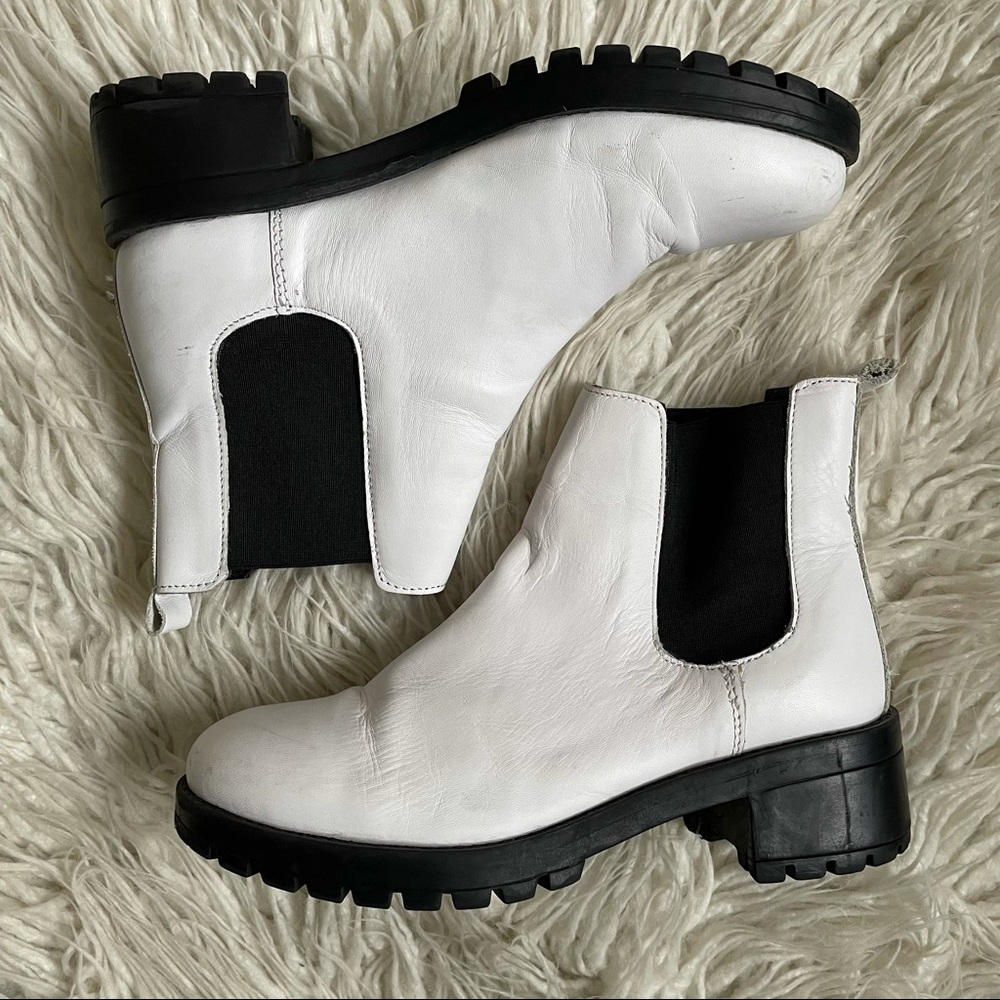 SOLDUrban Outfitters Women's White Faux Leather Uo Remy Chelsea Lug Boots Size 7 - Picture 3 of 10